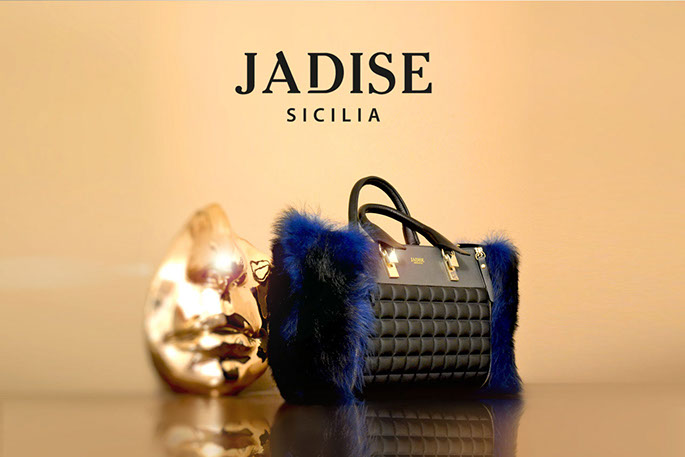 Mini bag realizzata in pelle nera e gialla.