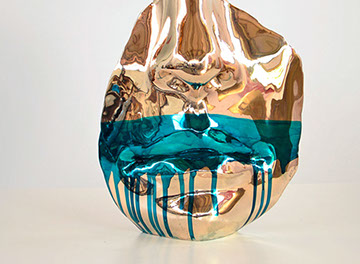 La scultura riflessi realizzata dallo scultore&nbsp; Giuseppe D'Angelo un viso frammentato in alabastro e ottone
