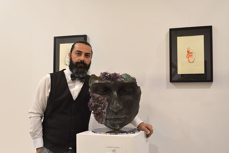 Giuseppe D'Angelo scultura un viso in bronzo e marmo emperador