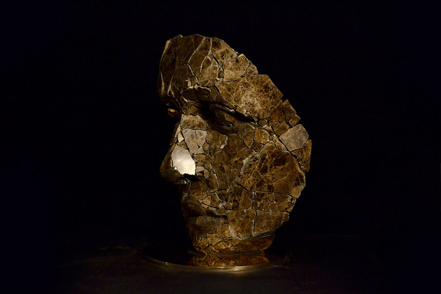 Giuseppe D'Angelo scultura un viso in bronzo e marmo emperador