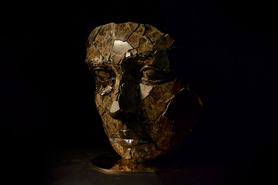 Giuseppe D'Angelo scultura un viso in bronzo e marmo emperador