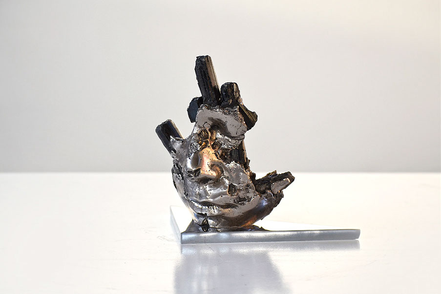 Giuseppe D'Angelo scultore realizza una&nbsp;&nbsp; scultura di un viso in metallo con innesti di tormalina su base cromata