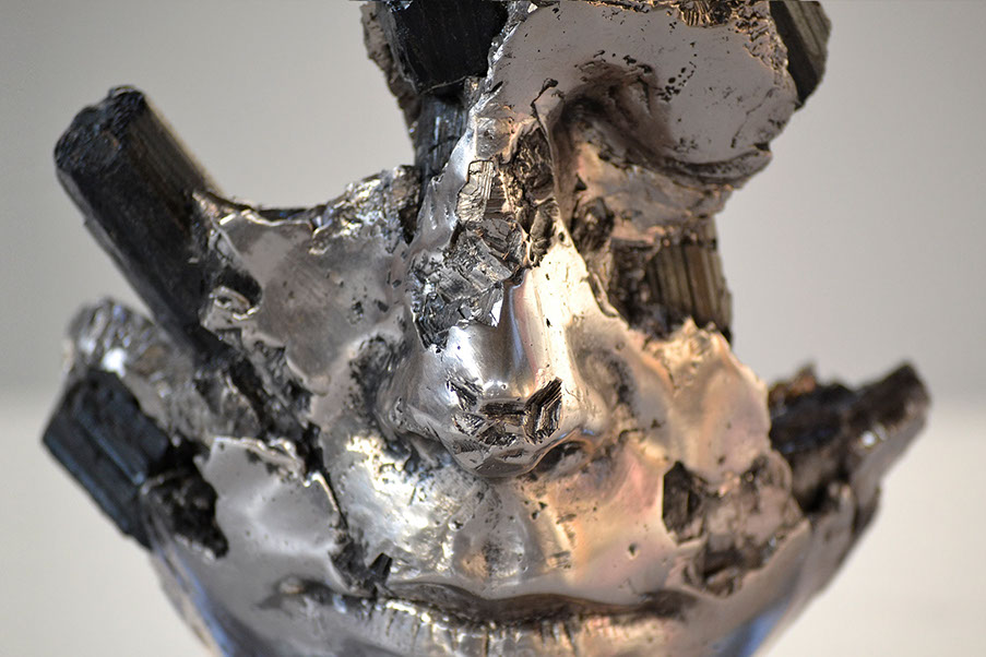 Scultura figurativa viso realizzato da Giuseppe D'Angelo in metallo e tormalina nera