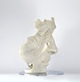 Giuseppe D'Angelo scultura un viso in agglomerato di marmo di Carrara 