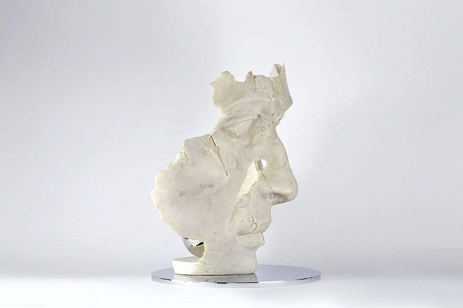 Giuseppe D'Angelo scultura un viso in agglomerato di marmo di Carrara 