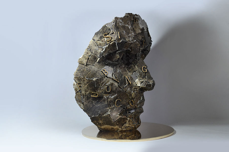Scultura Viso con lettere in bronzo