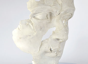 La scultura riflessi realizzata dallo scultore&nbsp; Giuseppe D'Angelo un viso frammentato in alabastro e ottone