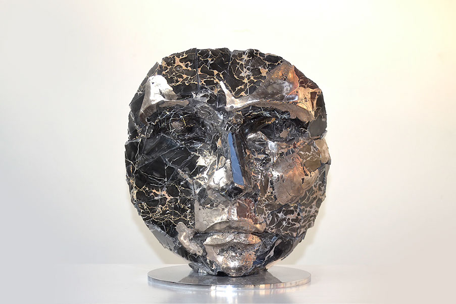 Giuseppe D'Angelo scultura un viso in marmo nero portoro e metallo con sfera posteriore