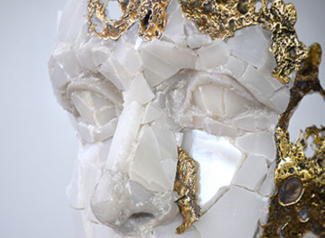 La scultura riflessi realizzata dallo scultore&nbsp; Giuseppe D'Angelo un viso frammentato in alabastro e ottone
