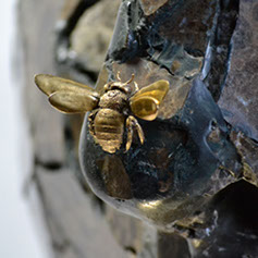 Scultura in marmo emperador con ape in argento Giuseppe D'Angelo sculture