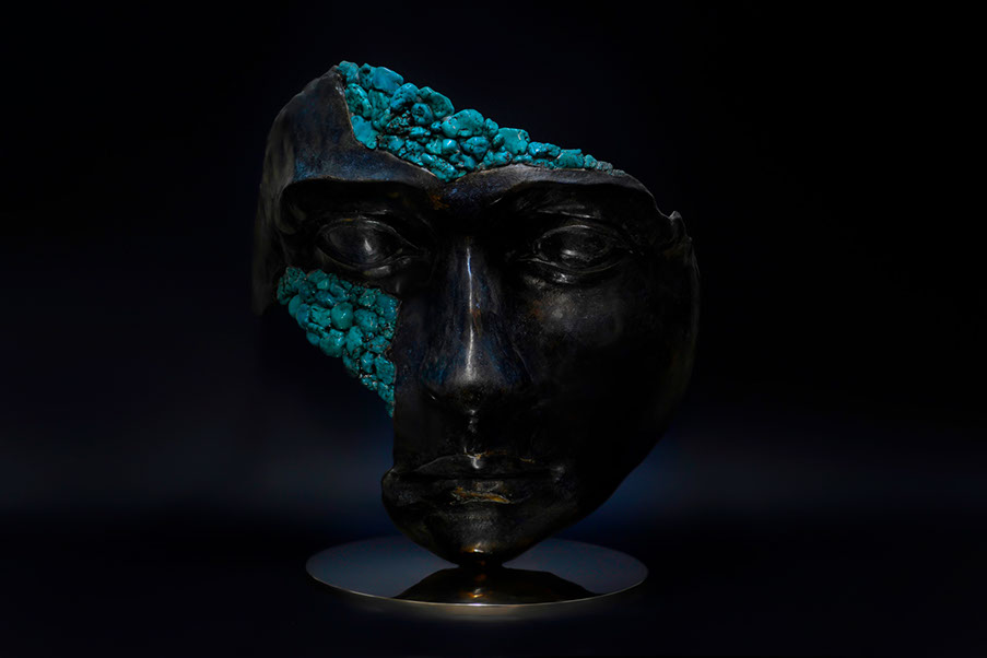 Giuseppe D'Angelo scultura un viso in bronzo e howlite 
